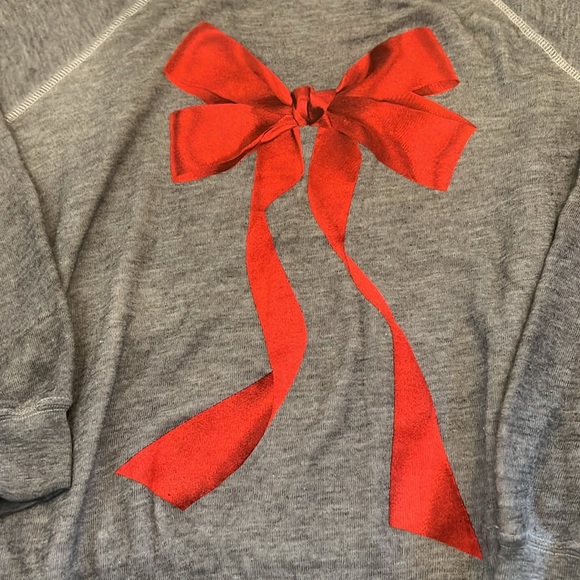 Wildfox ~ I’m The Present Sweatshirt - large red bow! So adorable! Size xxs! - Picture 5 of 16